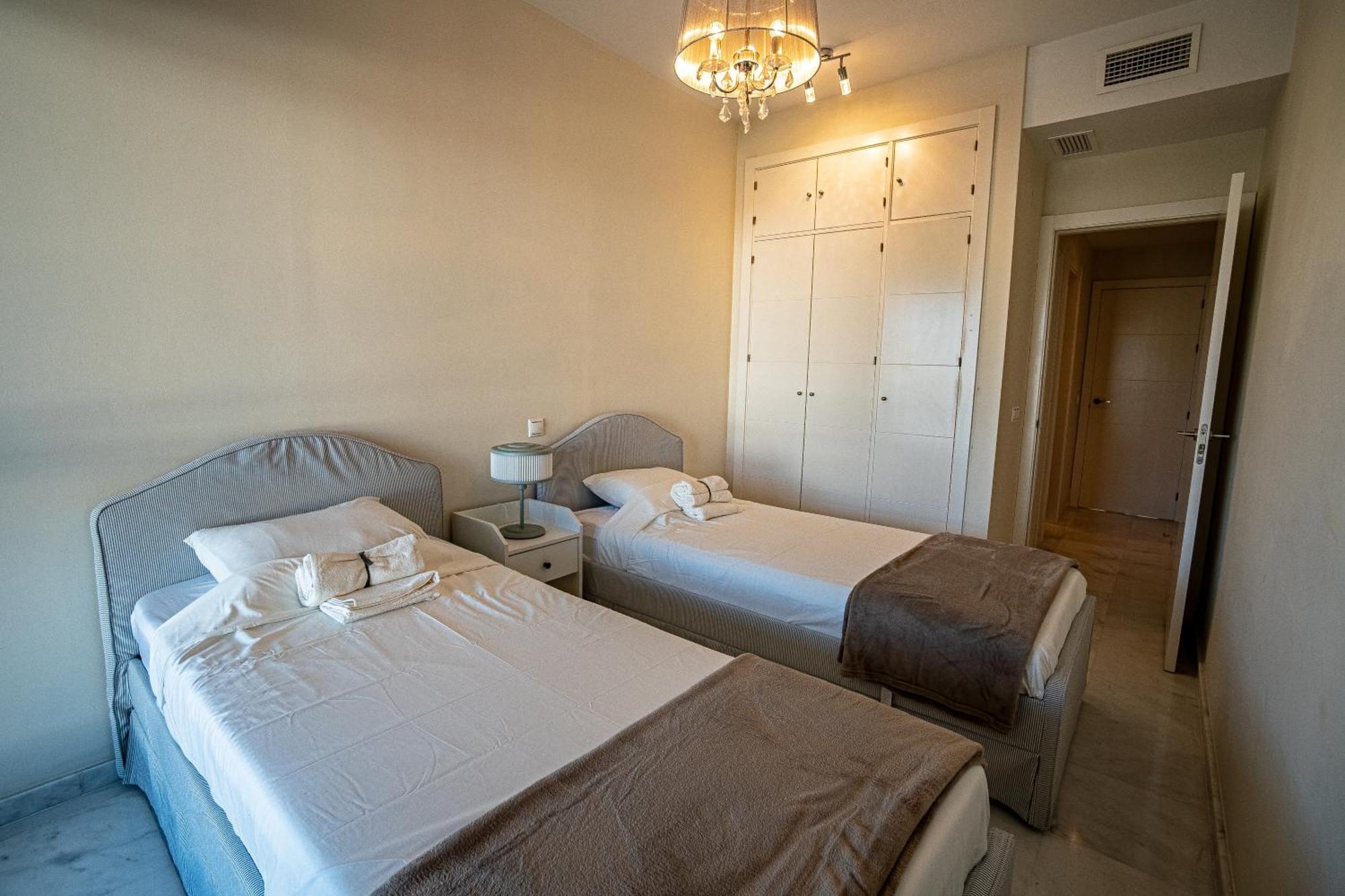 Hello Cosmo Apartment Estepona Bagian luar foto